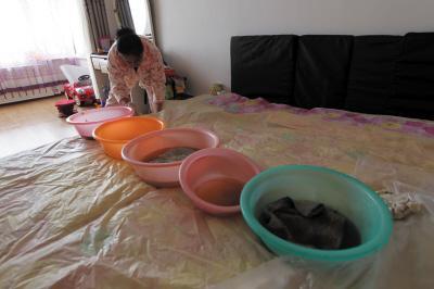北川楼上漏水，住户失联，小区没物管，业主维权难！律师来支招……